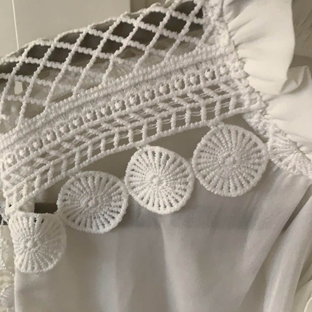 NWOT. Gorgeous statement top. - Picture 10 of 12